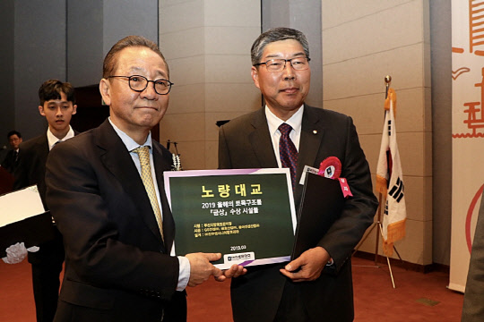 지난 29일 서울시 강남구 논현동 건설회관에서 열린 '2019 올해의 토목구조물' 시상식에서 금상을 수상한 GS건설의 고병우 인프라수행본부장(오른쪽)과대한토목학회 이종세 회장(왼쪽)이 기념촬영을 하고 있다. <GS건설 제공>